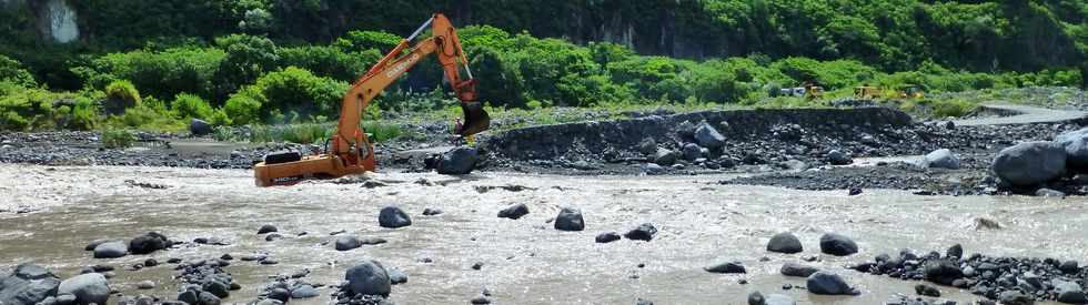 13 mars 2015 - Bras de Cilaos - Premiers travaux de rtablissement du passage de la circulation au radier du Ouaki par l'UTR Sud