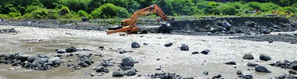 13 mars 2015 - Bras de Cilaos - Premiers travaux de rtablissement du passage de la circulation au radier du Ouaki par l'UTR Sud