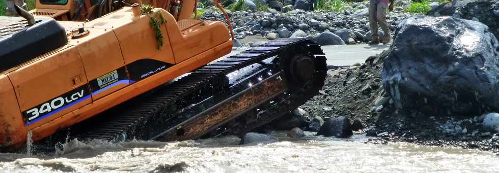 13 mars 2015 - Bras de Cilaos - Premiers travaux de rtablissement du passage de la circulation au radier du Ouaki par l'UTR Sud