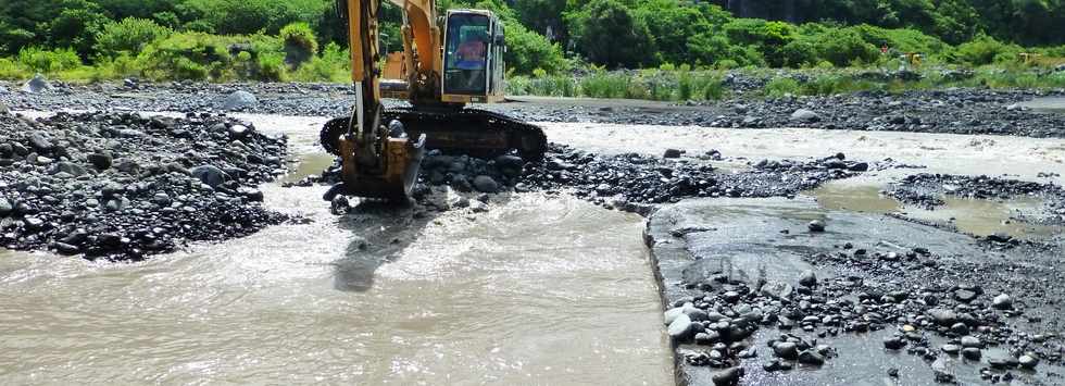 13 mars 2015 - Bras de Cilaos - Premiers travaux de rtablissement du passage de la circulation au radier du Ouaki par l'UTR Sud