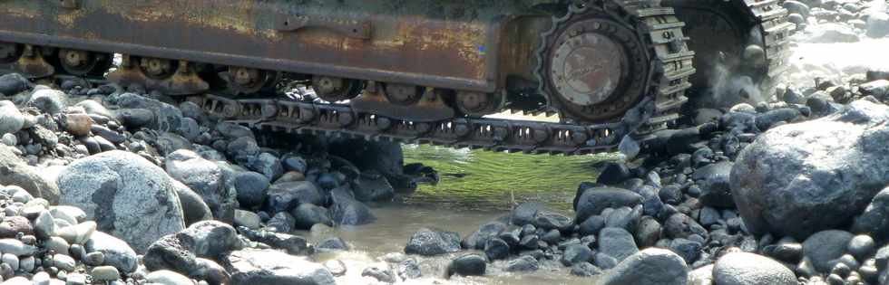 13 mars 2015 - Bras de Cilaos - Premiers travaux de rtablissement du passage de la circulation au radier du Ouaki par l'UTR Sud