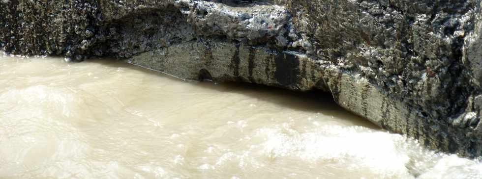 13 mars 2015 - Bras de Cilaos - Premiers travaux de rtablissement du passage de la circulation au radier du Ouaki par l'UTR Sud