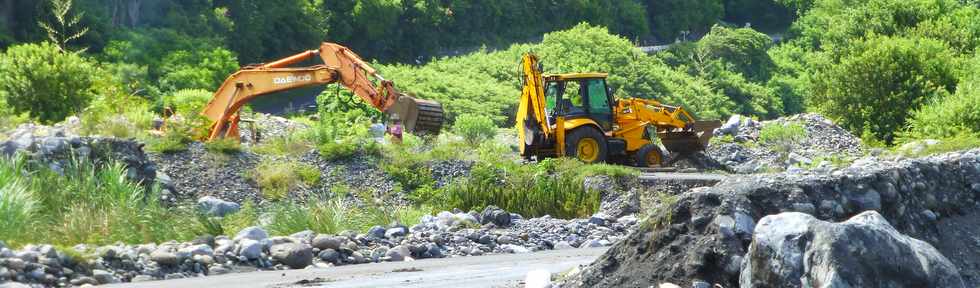 13 mars 2015 - Bras de Cilaos - Premiers travaux de rtablissement du passage de la circulation au radier du Ouaki par l'UTR Sud