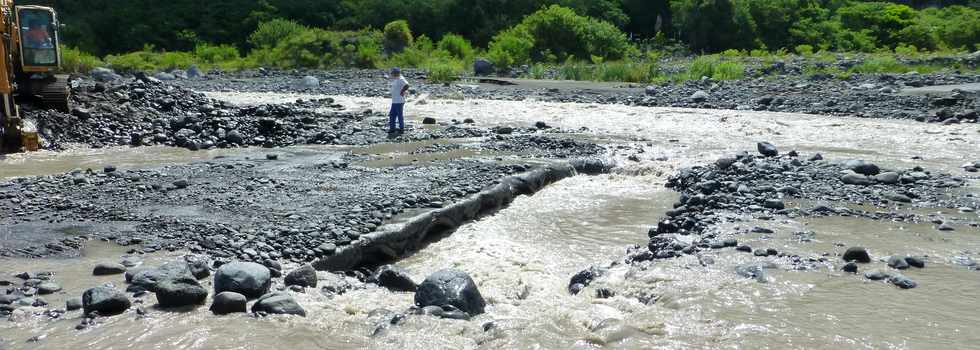 13 mars 2015 - Bras de Cilaos - Premiers travaux de rtablissement du passage de la circulation au radier du Ouaki par l'UTR Sud