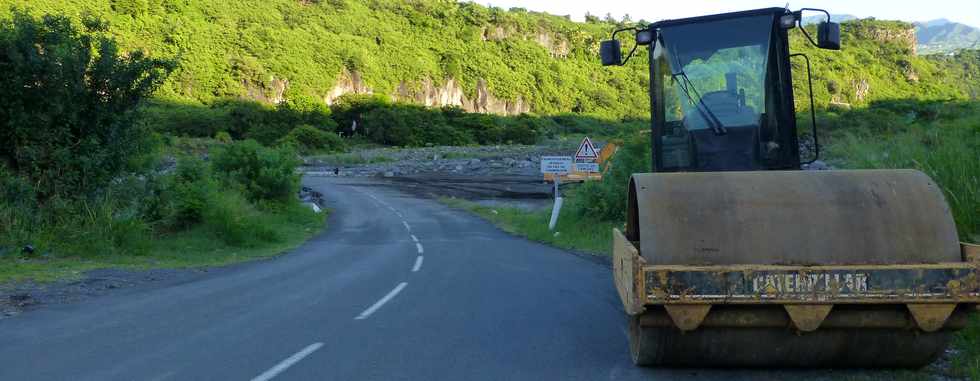 14 mars 2015 - Bras de Cilaos - Premiers travaux de rtablissement du passage de la circulation au radier du Ouaki par l'UTR Sud