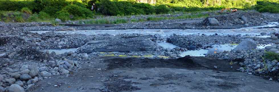 14 mars 2015 - Bras de Cilaos - Premiers travaux de rtablissement du passage de la circulation au radier du Ouaki par l'UTR Sud