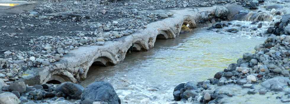 14 mars 2015 - Bras de Cilaos - Premiers travaux de rtablissement du passage de la circulation au radier du Ouaki par l'UTR Sud