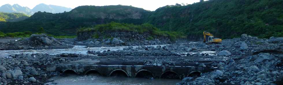 14 mars 2015 - Bras de Cilaos - Premiers travaux de rtablissement du passage de la circulation au radier du Ouaki par l'UTR Sud