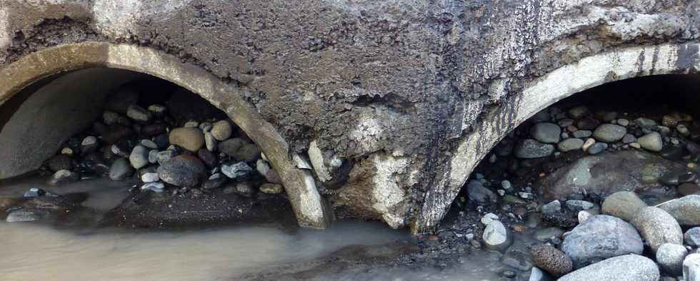 14 mars 2015 - Bras de Cilaos - Premiers travaux de rtablissement du passage de la circulation au radier du Ouaki par l'UTR Sud