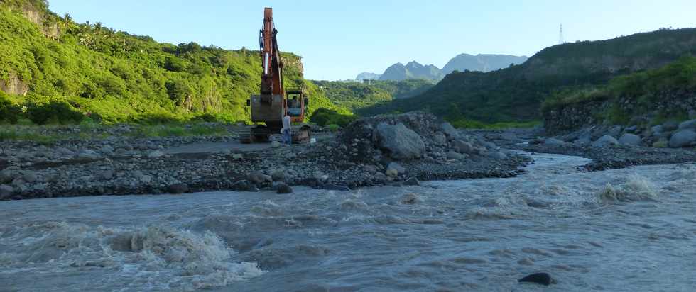 14 mars 2015 - Bras de Cilaos - Premiers travaux de rtablissement du passage de la circulation au radier du Ouaki par l'UTR Sud