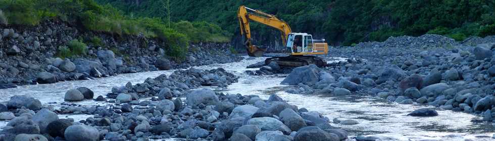 14 mars 2015 - Bras de Cilaos - Premiers travaux de rtablissement du passage de la circulation au radier du Ouaki par l'UTR Sud