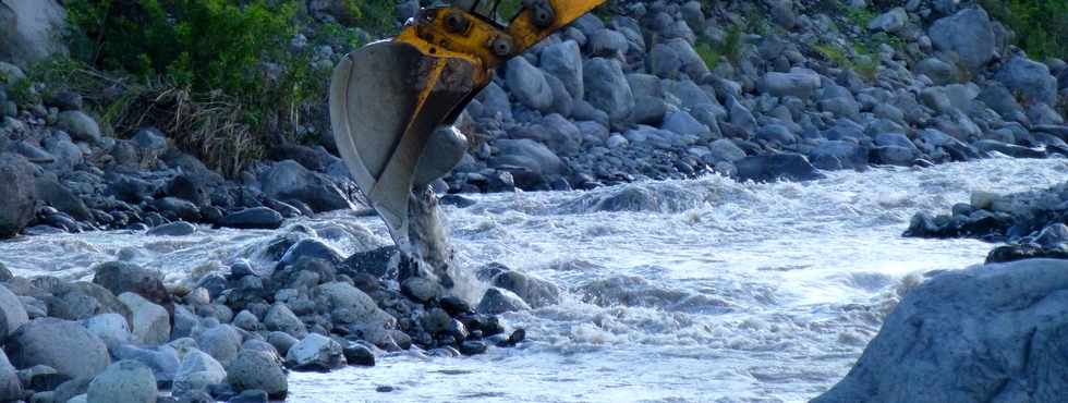 14 mars 2015 - Bras de Cilaos - Premiers travaux de rtablissement du passage de la circulation au radier du Ouaki par l'UTR Sud