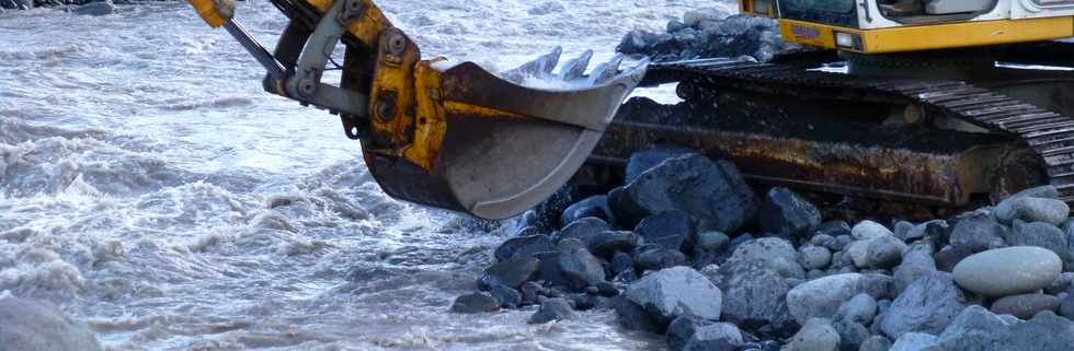 14 mars 2015 - Bras de Cilaos - Premiers travaux de rtablissement du passage de la circulation au radier du Ouaki par l'UTR Sud