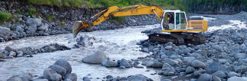 14 mars 2015 - Bras de Cilaos - Premiers travaux de rtablissement du passage de la circulation au radier du Ouaki par l'UTR Sud