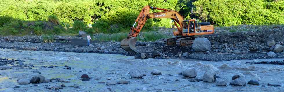 14 mars 2015 - Bras de Cilaos - Premiers travaux de rtablissement du passage de la circulation au radier du Ouaki par l'UTR Sud