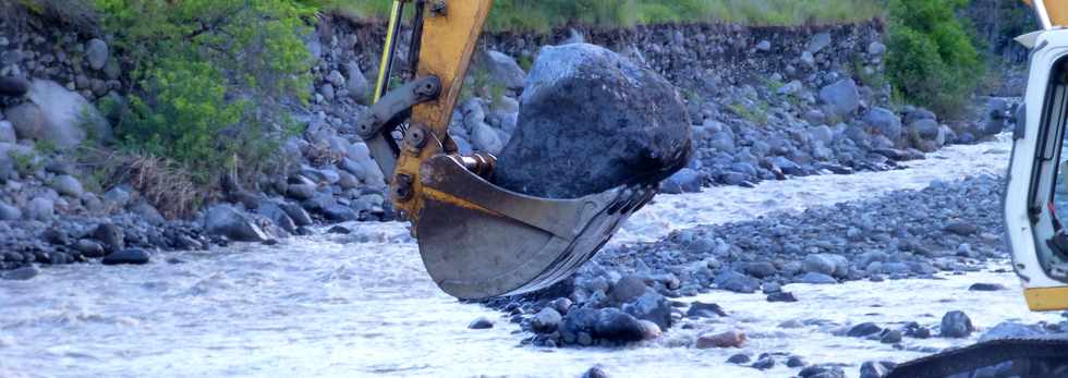 14 mars 2015 - Bras de Cilaos - Premiers travaux de rtablissement du passage de la circulation au radier du Ouaki par l'UTR Sud