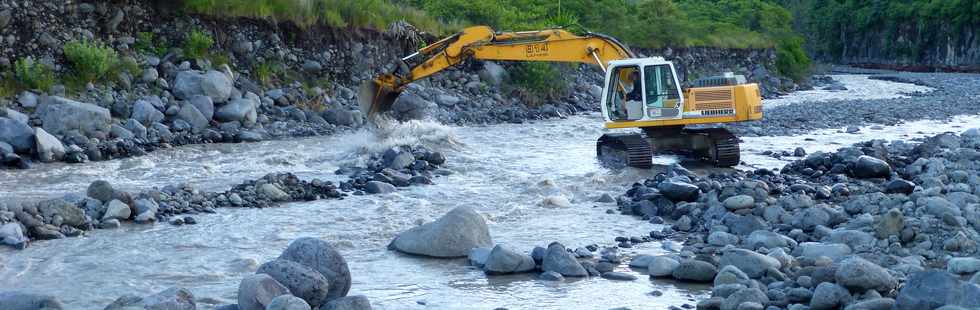 14 mars 2015 - Bras de Cilaos - Premiers travaux de rtablissement du passage de la circulation au radier du Ouaki par l'UTR Sud