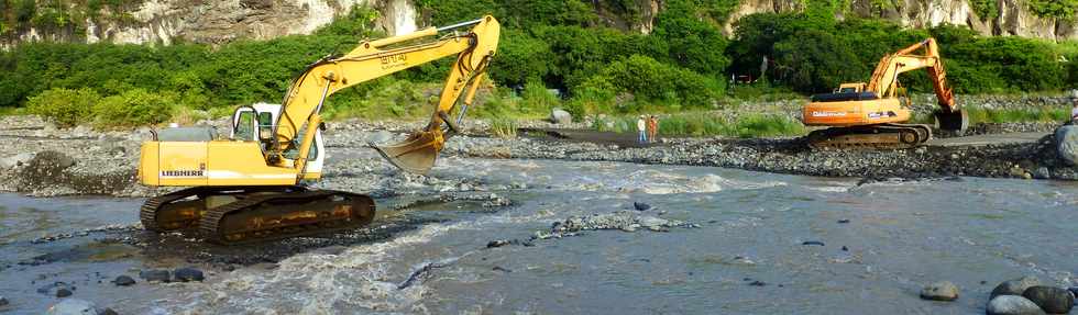 14 mars 2015 - Bras de Cilaos - Premiers travaux de rtablissement du passage de la circulation au radier du Ouaki par l'UTR Sud