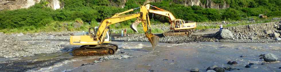 14 mars 2015 - Bras de Cilaos - Premiers travaux de rtablissement du passage de la circulation au radier du Ouaki par l'UTR Sud