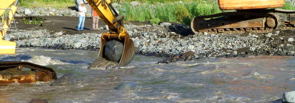 14 mars 2015 - Bras de Cilaos - Premiers travaux de rtablissement du passage de la circulation au radier du Ouaki par l'UTR Sud