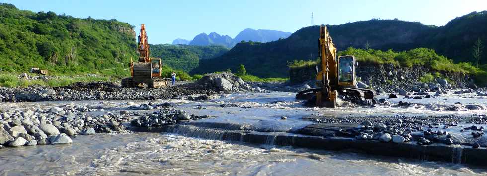 14 mars 2015 - Bras de Cilaos - Premiers travaux de rtablissement du passage de la circulation au radier du Ouaki par l'UTR Sud