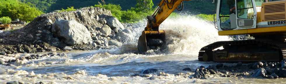 14 mars 2015 - Bras de Cilaos - Premiers travaux de rtablissement du passage de la circulation au radier du Ouaki par l'UTR Sud