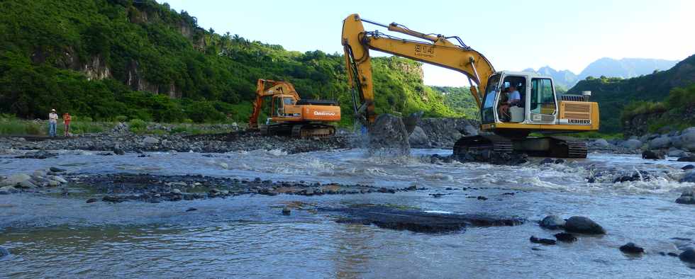 14 mars 2015 - Bras de Cilaos - Premiers travaux de rtablissement du passage de la circulation au radier du Ouaki par l'UTR Sud