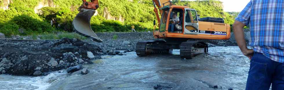 17 mars 2015 - Bras de Cilaos - Travaux au radier du Ouaki  aprs Haliba