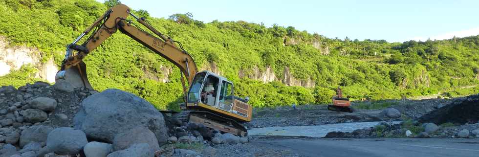 17 mars 2015 - Bras de Cilaos - Travaux au radier du Ouaki  aprs Haliba