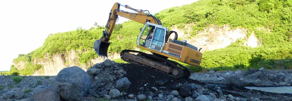 17 mars 2015 - Bras de Cilaos - Travaux au radier du Ouaki  aprs Haliba