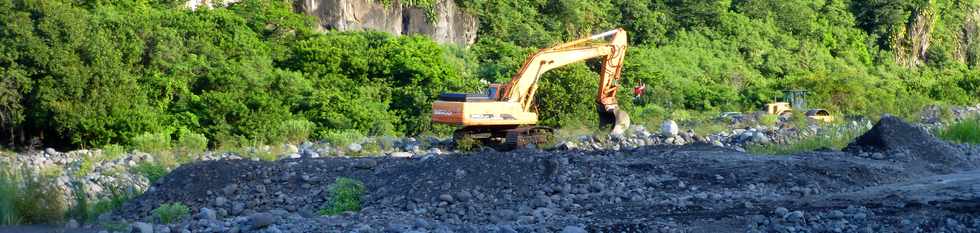 17 mars 2015 - Bras de Cilaos - Travaux au radier du Ouaki  aprs Haliba