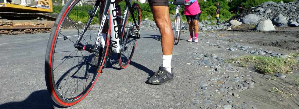 17 mars 2015 - Bras de Cilaos - Cyclistes au radier du Ouaki  aprs Haliba