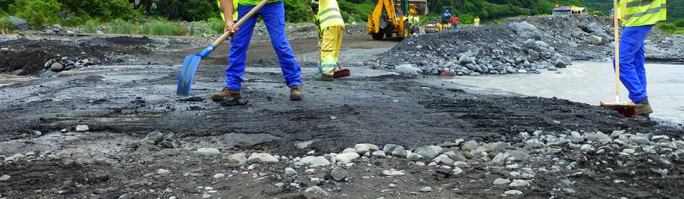 17 mars 2015 - Bras de Cilaos - Travaux au radier du Ouaki  aprs Haliba