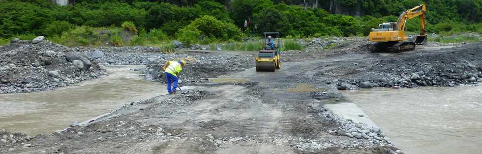 17 mars 2015 - Bras de Cilaos - Travaux au radier du Ouaki  aprs Haliba