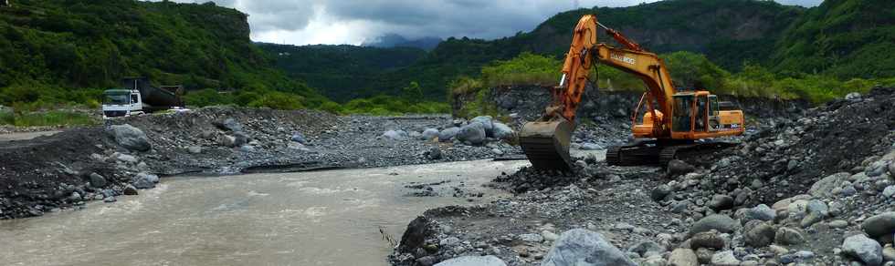 17 mars 2015 - Bras de Cilaos - Travaux au radier du Ouaki  aprs Haliba