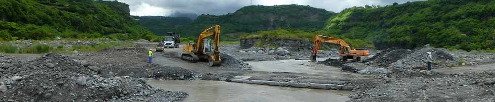 17 mars 2015 - Bras de Cilaos - Travaux au radier du Ouaki  aprs Haliba