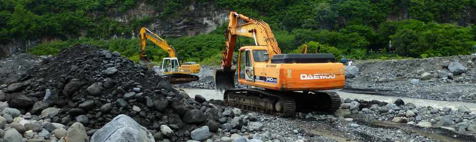 17 mars 2015 - Bras de Cilaos - Travaux au radier du Ouaki  aprs Haliba