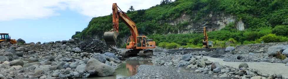 17 mars 2015 - Bras de Cilaos - Travaux au radier du Ouaki  aprs Haliba