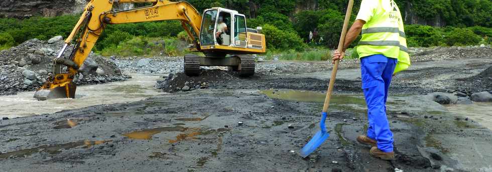 17 mars 2015 - Bras de Cilaos - Travaux au radier du Ouaki  aprs Haliba