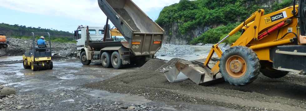 17 mars 2015 - Bras de Cilaos - Travaux au radier du Ouaki  aprs Haliba