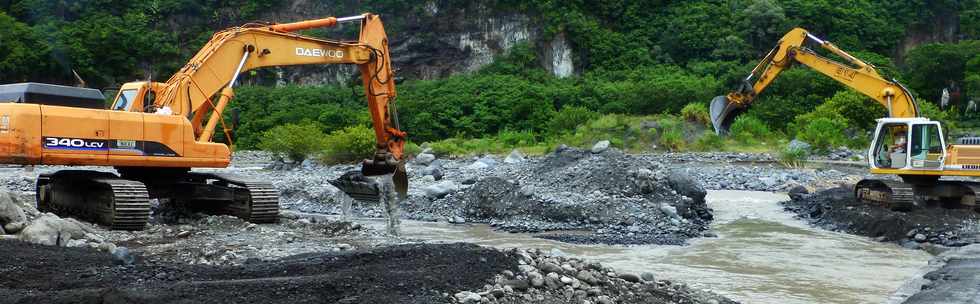 17 mars 2015 - Bras de Cilaos - Travaux au radier du Ouaki  aprs Haliba