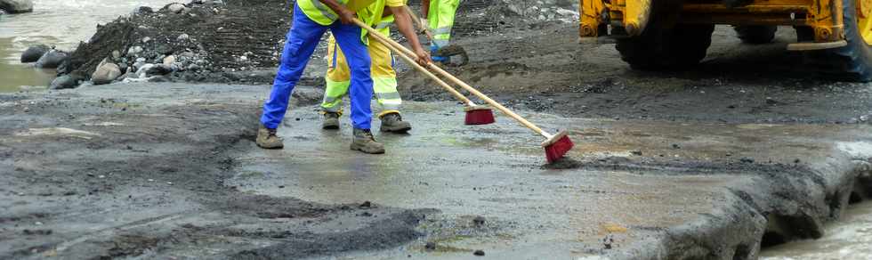 17 mars 2015 - Bras de Cilaos - Travaux au radier du Ouaki  aprs Haliba