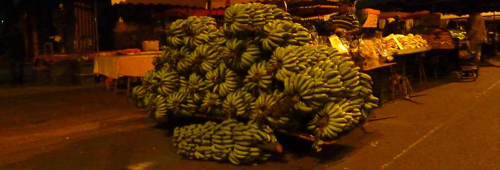 6 juin 2015 - St-Pierre - Marché forain - Régime de bananes