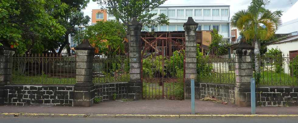 21 janvier 2016 - St-Pierre - Dmontage de la Maison Choppy - Ecole St-Charles aprs effondrement partiel du 23 dcembre 2015