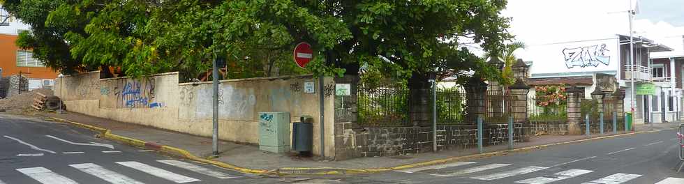 21 janvier 2016 - St-Pierre - Dmontage de la Maison Choppy - Ecole St-Charles aprs effondrement partiel du 23 dcembre 2015