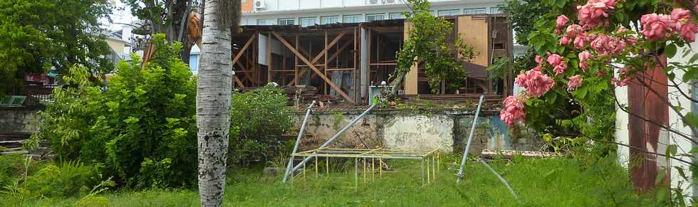 21 janvier 2016 - St-Pierre - Démontage de la Maison Choppy - Ecole St-Charles après effondrement partiel du 23 décembre 2015
