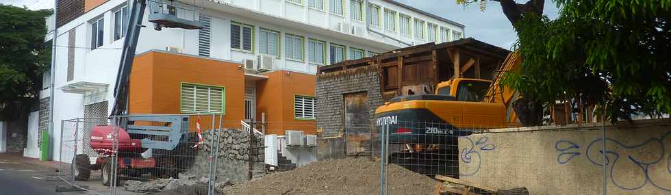 21 janvier 2016 - St-Pierre - Dmontage de la Maison Choppy - Ecole St-Charles aprs effondrement partiel du 23 dcembre 2015