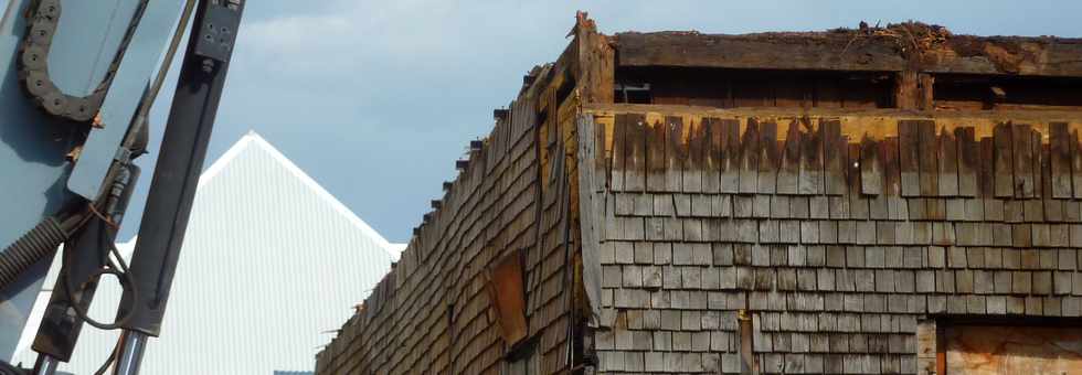 21 janvier 2016 - St-Pierre - Dmontage de la Maison Choppy - Ecole St-Charles aprs effondrement partiel du 23 dcembre 2015