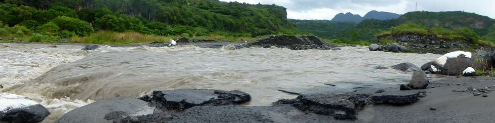 9 fvrier 2016 - Crue du Bras de Cilaos- Coupure du radier du Ouaki -