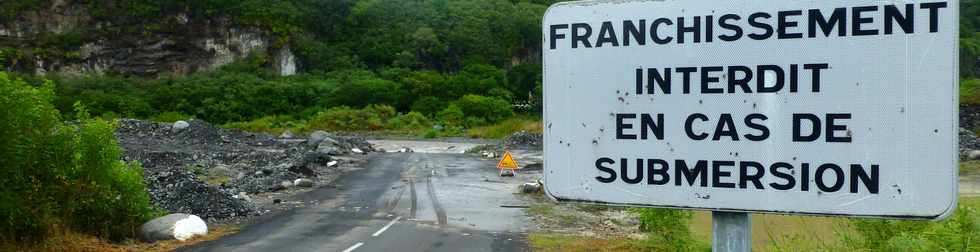 9 fvrier 2016 - Crue du Bras de Cilaos- Coupure du radier du Ouaki -